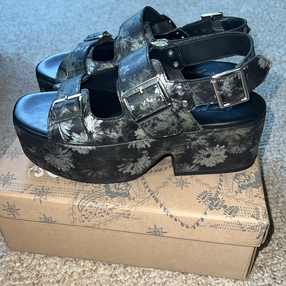 Free People Collection Follow Your Own Path Platform Daisy Print, size 38 - Picture 3 of 8